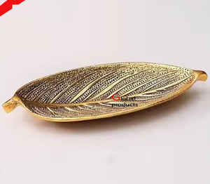 Plateau de service en acier inoxydable en métal fini argenté au look classique pour restaurant et bar d'hôtel - Product Image 2