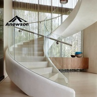Rampe d'escalier moderne en bois massif et verre courbé avec garde-corps et marches pour usage intérieur