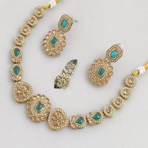 Encantador conjunto de Collar chapado en oro de primera calidad con elegantes pendientes para ropa de fiesta de boda hecho de latón para mujer - Product Image 1