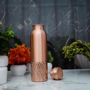 Ensemble de bouteilles en cuivre martelé bicolore élégant avec finition haut de gamme pour une utilisation moderne à la maison et au bureau - Product Image 4