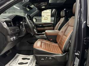 El GMC Yukon Denali Ultimate 4WD 2024 cuenta con un potente motor V8 de 6.2L (420hp/460tq) y una transmisión automática de 10 velocidades. - Product Image 5