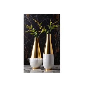 Ensemble de 2 vases décoratifs d'intérieur modernes faits à la main, écologiques, en aluminium métallisé poli blanc et or, pour mariage, à bas prix - Product Image 1