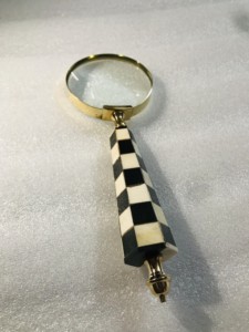 แว่นขยายทองเหลืองโบราณโบราณสีดำและสีขาวที่มีด้ามจับเรซินที่ทนทานงานฝีมือโลหะแบบใช้มือจับสำหรับการเดินเรือ - Product Image 3