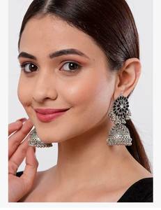 Boucles d'oreilles pendantes en alliage de laiton inspirées de la lune croissante, tendance, fabrication artisanale, design de chaîne traditionnel, prix abordable pour les femmes - Product Image 3