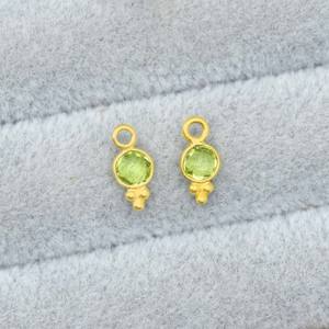 Pendentif en quartz péridot serti, fait à la main, plaqué or, petit charme rond facetté, cadeau pour l'amour, vendu à l'unité - Product Image 1