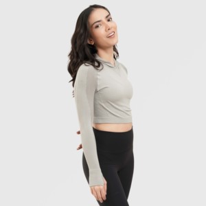 Crop top gris respirant sans coutures en tissu tricoté, confortable et ajusté - Product Image 3