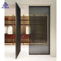 Portes pivotantes personnalisées en aluminium minimaliste pour l'intérieur, avec grilles décoratives et verre trempé, vente en gros