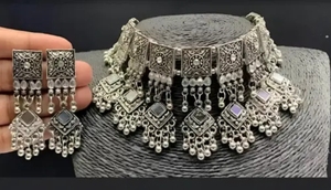 Conjunto de collar de gargantilla de plata oxidada tradicional para mujer con pendientes joyería tribal étnica para uso festivo y de boda - Product Image 5