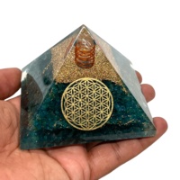 Pyramide d'orgone en apatite naturelle en gros Pyramide d'orgonite faite à la main pour l'inspiration et l'énergie du chakra de la gorge