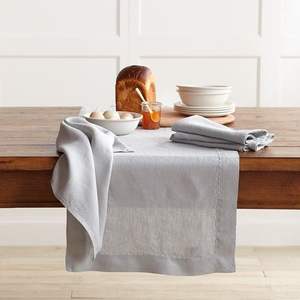 Chemins de table en lin faits à la main avec des broderies élégantes rehaussant l'ambiance de la table à manger pour une décoration intérieure raffinée - Product Image 5