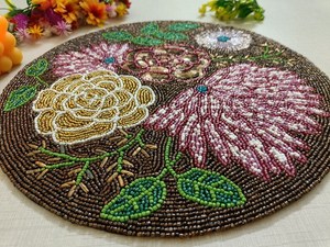 Napperon perlé Chargeur rond fait à la main pour salle à manger de luxe et décor de vacances Pièce unique perlé à la main, napperon, pendaison de crémaillère - Product Image 6