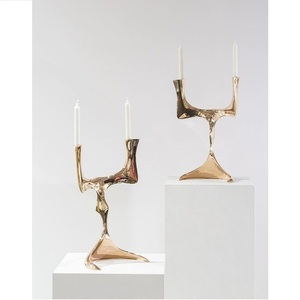 Bougeoir en métal pour la décoration de la maison porte-bougie pour l'éclairage et le jeu porte-bougie décoratif élégant finition antique - Product Image 1