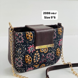 Bolso Bandolera de Lujo para Mujer, con Estampado Étnico, de Poliéster, con Correa de Cadena, Diseño Floral, Pequeño, Impermeable, de 9x6 Pulgadas - Product Image 1