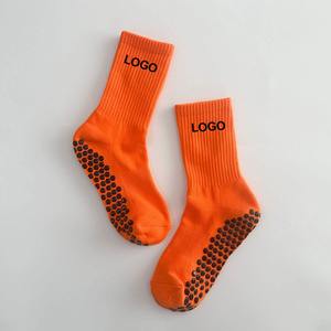 Chaussettes de yoga pour hommes, respirantes, décontractées, de haute qualité, personnalisées, avec grip, antidérapantes, évacuant l'humidité, broderie personnalisée - Product Image 4