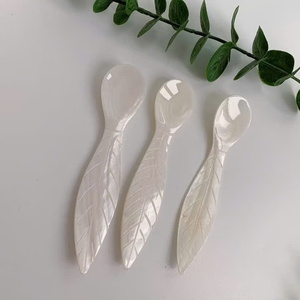 Elegante cuchara de nácar para servir caviar y mejorar la experiencia gastronómica en casa - Product Image 4