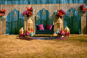 Decoración de escenario Sangeet para mujer, tema moderno y clásico para exteriores, la mejor decoración de boda Punjabi con hermosa decoración de lámpara de escenario Mehndi - Product Image 4