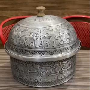 Cacerola de metal en relieve con alfabetos árabes, olla caliente y calentador de alimentos hecho en metal SS y metal de aluminio - Product Image 1