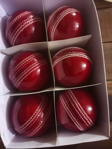 Pelota dura de críquet internacional de piel de vaca con logotipo personalizado para adultos, práctica y juego al aire libre - Product Image 3