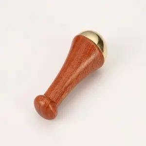 Ensemble de deux masseurs Kansa Vataki à manche en bois, pointe en bronze poli - Ergonomique, écologique, outil ayurvédique fait à la main, pour les pieds et le corps - Product Image 2