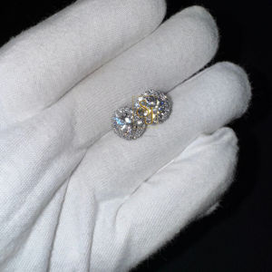 Boucles d'oreilles clous en argent 925 plaqué rhodium, personnalisées, vente en gros, plusieurs tailles, halo de moissanite, diamant, charme fleur, anniversaire - Product Image 1