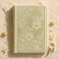 Carnet A5 en tissu brodé floral vert melon LABON avec bordure en dentelle, détails dorés et blancs pour un cadeau élégant