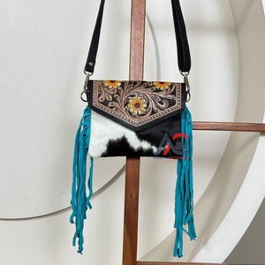 Bolso Bandolera de Cuero Vacuno Estilo Occidental de Moda 2025 con Solapa Floral Repujada y Flecos Turquesa, Bolso de Hombro Boho Hecho a Mano para Mujer - Product Image 1