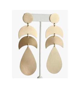 Boucles d'oreilles créoles en corne de buffle en forme de triangle, bijoux géométriques légers en corne naturelle faits à la main pour un style et une mode uniques - Product Image 5