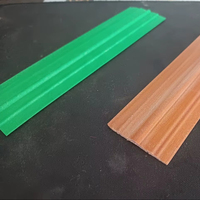 Profilé d'extrusion en PVC rigide de haute qualité pour la décoration intérieure, les panneaux de meubles, les bordures de plafond et les cadres de portes
