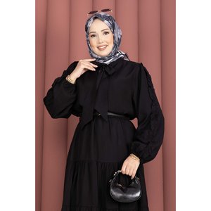 Ensemble deux pièces en mousseline noire : Haut court formel avec col à nœud et pantalon pour l'été - Product Image 2