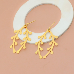Pendientes colgantes de rama de hoja chapados en oro hechos a mano, joyería llamativa inspirada en la naturaleza para mujer - Product Image 1