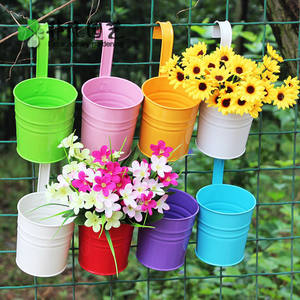 Jardinière de garde-corps en métal coloré suspendu porte-fleurs décoratif pour la maison balcon Patio jardin décor plante support - Product Image 1