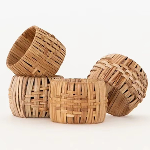 Servilletero de ratán rústico decorativo para agregar un toque terroso y orgánico a los arreglos de mesa de vacaciones - Product Image 1