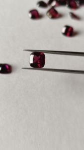 Vente en gros de pierres précieuses grenat rhodolite violettes de qualité 6mm en forme de coussin Quartz naturel pierres de coupe lâches avec coupe à facettes - Product Image 2