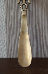 Calzador de Lujo con Diseño de Rueda y Acabado Dorado, Estilo Ergonómico y Elegante, Perfecto para el Hogar y como Regalo, Venta al por Mayor desde India - Product Image 5