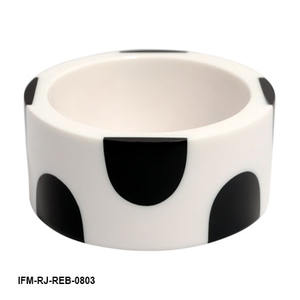 Bracelet jonc tendance en résine monochrome fait main, jonc audacieux à motif géométrique pour femme - Product Image 4