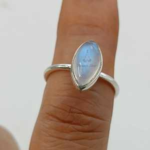 Anillo de Piedra Lunar Arcoíris: Anillo de Promesa Marquise Hecho a Mano en Plata de Ley, Regalo de Piedra de Nacimiento Natural de Junio - Product Image 3
