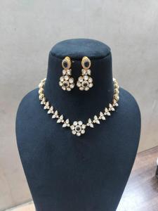 Ensemble de mariée Royal Kundan Boucles d'oreilles en laiton faites à la main pour une fête de mariage classique Look pour les mariées désirant une robe majestueuse - Product Image 2