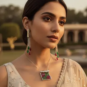 ชุดต่างหูและจี้เงินแท้ 925 ประดับมรกตและทับทิม - เครื่องประดับผู้หญิงชั้นดี (ชุบทองประดับเพิร์ลและเพทาย) - Product Image 2