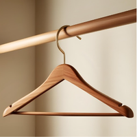 Cintres larges en bois massif écologiques, robustes, antidérapants, modernes et multifonctionnels pour salle de bain, armoire et magasin de vêtements
