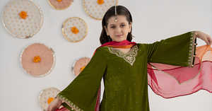 Lehenga Choli Salwar Kameez de Luxe pour Filles Pakistanaises, en Velours Acrylique Brodé, Infroissable et à Séchage Rapide, Idéal pour Mariages et Aïd - Product Image 3