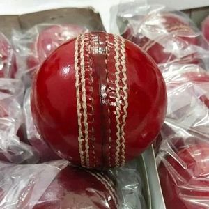 Balle de Cricket en cuir de qualité supérieure Résistance à l'air Balle de cricket en cuir de qualité à l'exportation Balle de cricket en cuir cousue à la main de qualité - Product Image 1