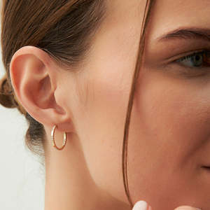 Pendientes de aro de diamante natural de corte brillante redondo de adentro hacia afuera de alta calidad Pendientes de aro de oro blanco de 14 quilates con ajuste de micro pavé - Product Image 2