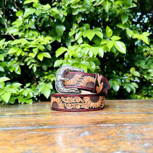 Cinturón de Cuero Genuino de Grano Completo con Grabado de Cuerno de Toro Acabado a Mano con Hebilla Occidental Resistente de Primera Calidad - Product Image 4