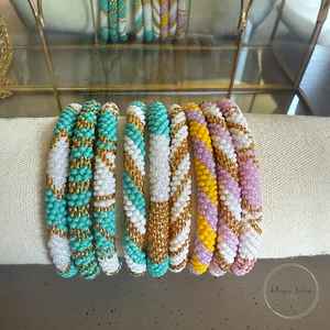 Bracelet manchette abeille brodé à la main-Taille personnalisable non toxique et écologique pour femmes et filles - Product Image 1