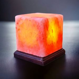 Lampe de sel de l'Himalaya traditionnelle carrée avec motif d'art sculpté à la main et lueur douce et chaude pour un style intérieur confortable - Product Image 3