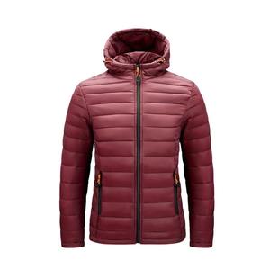 Elegante chaqueta acolchada con capucha recubierta para hombres con bolsillo frontal impermeable comodidad de invierno y aspecto elegante - Product Image 1