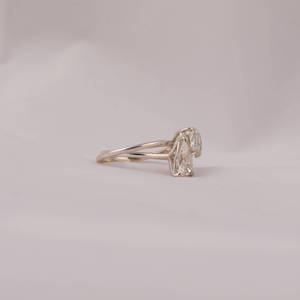Bague de fiançailles de luxe classique en or massif 14KT Trendy Triangle Square Cushion Cut Lab Grown Diamond IGI Certified Bezel Setting - Product Image 5