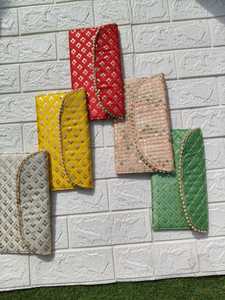 กระเป๋าคลัทช์ปักลายประดับเลื่อมสีทองสไตล์อินเดีย พร้อมซิปปิด งานฝีมือดีไซเนอร์ เหมาะสำหรับงานแต่งงาน งานปาร์ตี้ และงานเฉลิมฉลอง - Product Image 2