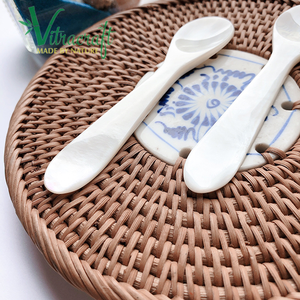 Cuillère à caviar Design extrêmement luxueux Fabriqué à partir de nacre blanche naturelle Aidez à profiter pleinement du caviar Taille 10cm - Product Image 4