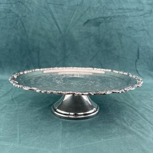 Présentoir à gâteau décoratif en métal avec bord en dentelle complexe adapté aux événements d'anniversaire de bébé - Product Image 3